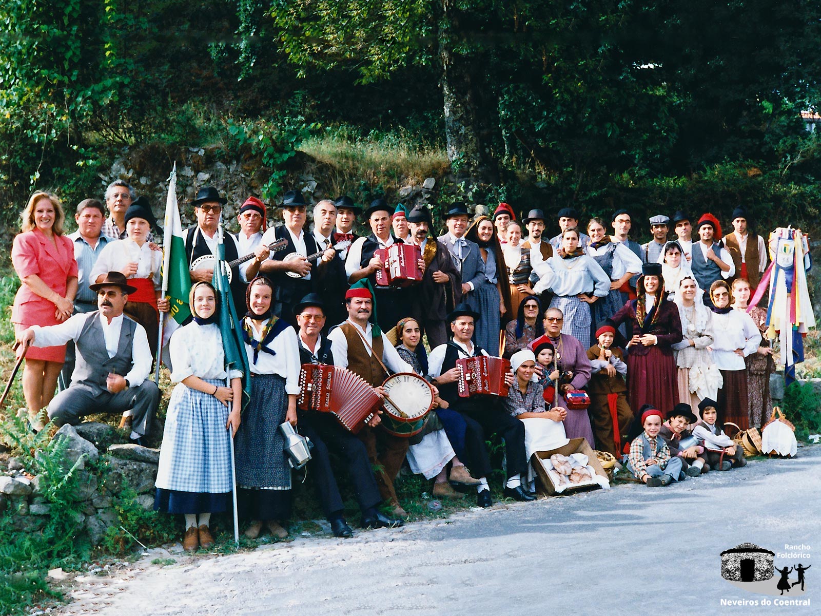 Foto de grupo, Coentral (1997)
Atrás: Olga Almeida, Alberto Simões, José Manuel Machado, Diogo Simões, Ramiro Simões, Jeremias Cesário, Manuel Fernandes, Antero Miranda, Fernando Costa, Armando Barata, Francisco Barata, Carlos Jorge, Américo Barata, Palmira Simões, Bruno Almeida, Ana Barata, Paulo Miranda, Armando Simões, Paula Almeida, Andreia Simões, Emílio Miranda, João Paulo, Jorge Fernandes, José Silvestre, Nelson SilvaFrente: Angelino Madeira, Catarina Barata, Ana Antunes, Gustavo Barata, Domingos Costa, Cláudia Machado Fernandes, Manuel Barata, Susana Barata, Juvelina Costa, André Claro, Fernanda Claro, Sebastião Ferreira, Isabel Barata, Isaura Madeira, Florbela Costa, Manuela Fernandes, Alexandra CorreiaBaixo: Frederico Ferreira, João Miranda, Miguel Miranda
