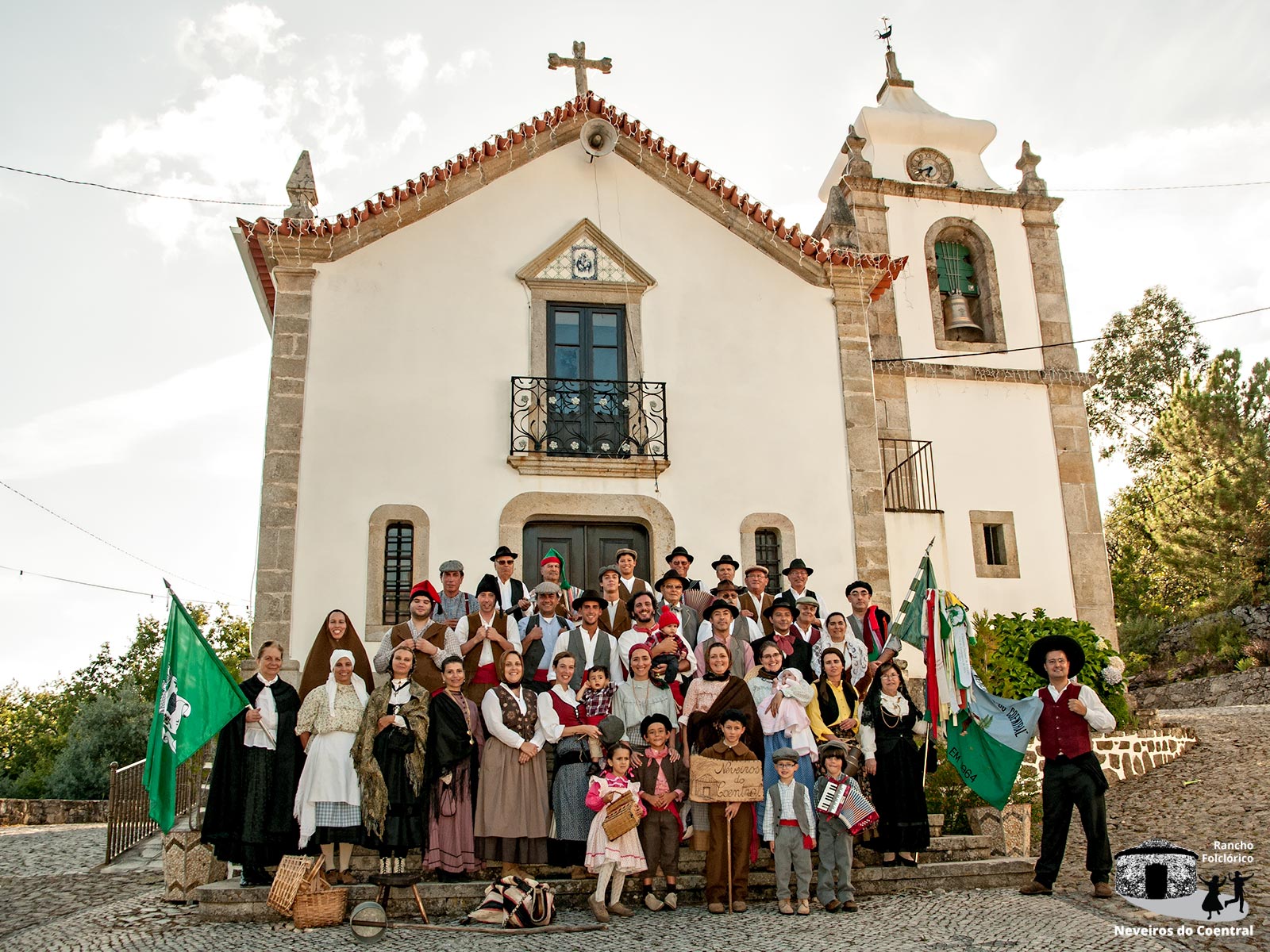 Foto de grupo, Coentral (2012)
Atrás: Armando Simões, Manuel Fernandes, Domingos Costa, João Miranda, Samuel Barata, Américo Barata, Gustavo Barata, Angelino Madeira, Manuel Barata, Alberto Simões, Joaquim FerreiraMeio: Fátima Barata, André Carvalho, Nelson Silva, Paulo Machado Fernandes, Luís Miguel Miranda, Bruno Almeida, Santiago Almeida, Paulo Miranda, Paulo Miranda, Angelino Madeira, Fernando Costa, Ventura Barata, Florbela Costa, Emílio MirandaFrente: Maria Fernanda Barata, Marta Ferreira, Maria da Glória Claro, Paula Claro, Ana Catarina Barata, Ana Filipa Antunes, Martim Simões, Susana Santos, Palmira Simões Andreia Barata, Teresa Correia, Sofia Pereira, Isaura Baeta, Bruno SimõesMíudos: Mafalda Almeida, Guilherme Silva, Miguel Henriques, Francisco Correia, Diogo Henriques