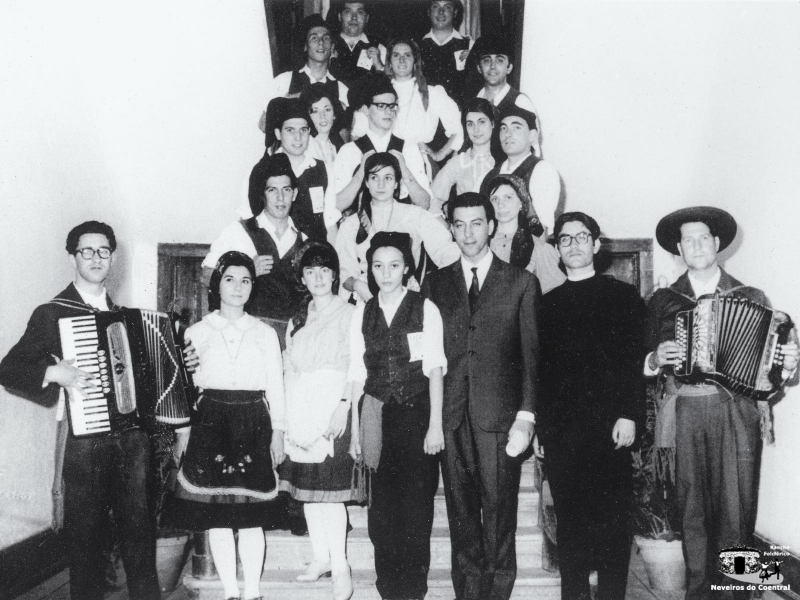 Fundação do Rancho Folclórico Neveiros do Coentral (1964)
Francisco Barata, Américo Barata, José Manuel Machado, Olga Almeida, Armando Campos, Jorge Neves, Manuela Carita Fernandes, Jorge Bento, Maria de Jesus, Vítor Bernardo, José Almeida, Fernanda Henriques, Fernanda Barata, Isidro Cotrim, Fernanda Neto, Manuela Machado, Paula Machado, Herlander Alves Machado, Pe. Manuel Santos, Mário Varandas(da esquerda para a direita e de cima para baixo)