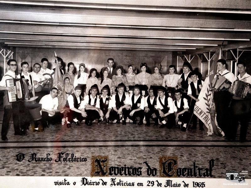 Atuação nas instalações do jornal Diário de Notícias em Lisboa (1965)
Atrás: Isidro Cotrim, José Manuel Henriques, Joaquim Agostinho, Ramiro Simões, José Almeida, Ana Cristina Tomás Henriques, Olga Almeida, Manuela Bento, Amélia Cardigos, Manuela Machado, Herlander Machado, Clara Barata, Ema Cardigos, Fernanda Barata, Fernanda Henriques, Paula Machado, Francisco Barata, António Manuel Correia, Gustavo Barata, Mário VarandasFrente: Manuel Fernandes, Alberto, José Manuel Machado, José Alves, Américo Barata, Antero Miranda, Alcides Ventura, Jorge Bento, Sebastião Simões
