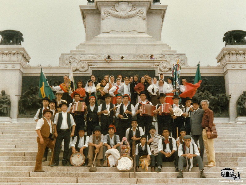 Primeira viagem ao Brasil (1985)
Atrás: Olga Almeida, Cláudia Machado Fernandes, Isaura Baeta, Maria Herlander Machado, Mónica Machado Fernandes, Paula Almeida, Ana Cristina Barata, Piedade Simões, Manuela Fernandes, Paula Claro, Manuela Simões Fernandes, Maria Fernanda Barata, Florbela Costa, Palmira Simões, Isabel Simões, Margarida Monteiro, Clara Barata, Isabel Barata, Susana Barata, Manuela Machado FernandesMeio: Antero Miranda, Carlos Jorge Ferreira, Paulo Barata, Manuel Barata, Domingos Costa, Manuel Fernandes, Francisco Barata, Jeremias Cesário, Gustavo Barata, Armando Barata, Ramiro Simões, Joaquim Agostinho, Américo Barata, Herlander MachadoFrente: Alberto Simões, José Almeida, Abílio Galhardo, Armando Simões, Hélder Machado, Jorge Fernandes, Paulo Fernandes, António José Barata, José Machado Fernandes, Paulo Miranda, Emílio Miranda
