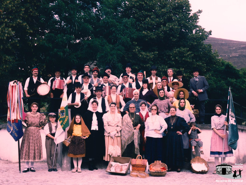 Foto de grupo, Coentral (1993)
Atrás: Domingos Costa, Armando Barata, Jorge Fernandes, Emílio Miranda, Hélder Machado, António José, Armando Simões, Paulo Miranda, Antero Miranda, João Paulo, Américo BarataMeio: Manuel Fernandes, Ramiro Simões, José Almeida, Manuel Barata, Ana Barata, Gustavo Barata, Susana Barata, Francisco Barata, Isabel Barata, Palmira Simões, Graça Barata, Jeremias Cesário, Bruno Almeida, Cláudia Machado FernandesFrente: Alexandra Correia, Diogo Simões, Catarina Barata, Fernanda Barata, Florbela Costa, Fernanda Claro, Piedade Simões, Manuela Fernandes, Clara Barata, Paula Almeida, João Miranda, Andreia Simões