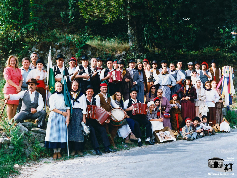 Foto de grupo, Coentral (1997)
Atrás: Olga Almeida, Alberto Simões, José Manuel Machado, Diogo Simões, Ramiro Simões, Jeremias Cesário, Manuel Fernandes, Antero Miranda, Fernando Costa, Armando Barata, Francisco Barata, Carlos Jorge, Américo Barata, Palmira Simões, Bruno Almeida, Ana Barata, Paulo Miranda, Armando Simões, Paula Almeida, Andreia Simões, Emílio Miranda, João Paulo, Jorge Fernandes, José Silvestre, Nelson SilvaFrente: Angelino Madeira, Catarina Barata, Ana Antunes, Gustavo Barata, Domingos Costa, Cláudia Machado Fernandes, Manuel Barata, Susana Barata, Juvelina Costa, André Claro, Fernanda Claro, Sebastião Ferreira, Isabel Barata, Isaura Madeira, Florbela Costa, Manuela Fernandes, Alexandra CorreiaBaixo: Frederico Ferreira, João Miranda, Miguel Miranda