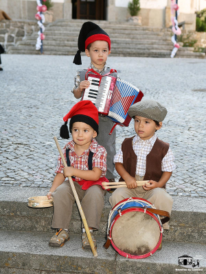 Já ao estilo dos graúdosNa graça da sua idadeEis as vestes dos miúdosA honrar comunidade.